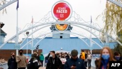 Masyarakat memasuki taman hiburan Thorpe Park di Chertsey, barat daya London, Inggris, 12 April 2021, setelah pemerintah melonggarkan lockdown di negara tersebut.