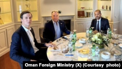 تصویری از ملاقات روز پنجشنبه البوسعیدی با ویتکاف و کوشنر در دور سوم مذاکرات غیرمستقیم امریکا - ایران در ژنیو