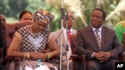 La Première dame zimbabwéenne Grace Mugabe, à gauche, et le vice-président Emmerson Mnangagwa lors d’une réunion à l’état-major de Zanu-PF, parti au pouvoir, Harare, Zimbabwe, 10 février 2016.