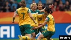 Lisa De Vanna (dua dari kiri), Samantha Kerr (dua dari kanan) dan Leena Khamis, merayaklan gol kemenangan mereka dalam pertandingan sepakbola Grup D, Piala Dunia Perempuan di Bochum, 3 Juli 2011. (REUTERS/Ina Fassbender)