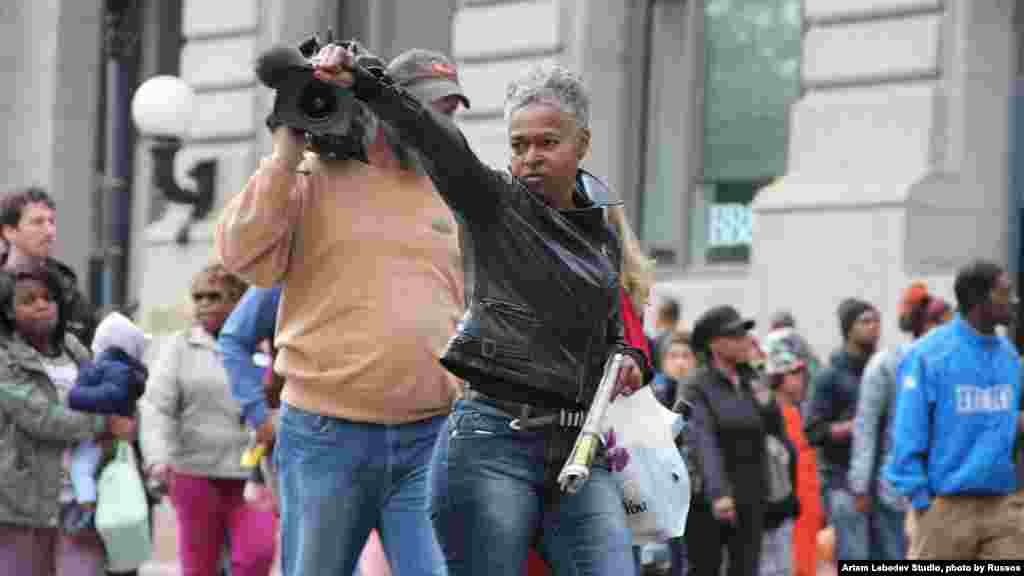 La circulation s’est arrêtée sous des klaxons des véhicules, en présence de la police locale qui n’a pas interféré, à la reprise des manifestations contre la mort en garde à vue d’un jeune noir, à Baltimore, jeudi 23 Avril, 2015. (Photo: Victoria Macchi pour VOA)