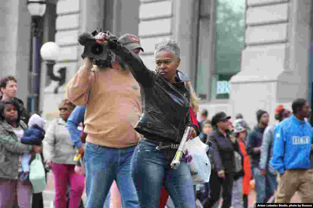 Traffic stopped and supporters honked from their cars while local and state police monitored - but did not interfere - as the rally continued for miles through downtown Baltimore, Thursday April 23, 2015. (Photo: Victoria Macchi for VOA)