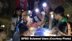 Tim BPBD, polisi, PMI dan warga bahu-membahu melakukan evakuasi untuk menyelamatkan sekitar 60 penambang yang masih terperangkap di dalam lubang galian penambangan emas ilegal di Bolaang Mongondow, Sulawesi Utara, Rabu pagi, 27 Februari 2019. (Foto: BPBD