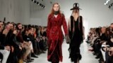 کلکسیون پاییز و زمستان ۲۰۱۷ John &nbsp;Galliano، طراح بریتانیایی، در هفته مد پاریس در فرانسه.<br />
<br />
&nbsp;
