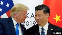 Presiden AS Donald Trump bertemu dengan Presiden China Xi Jinping dalam pertemuan bilateral di sela KTT G20 di Osaka, Jepang, pada 29 Juni 2019. (Foto: Reuters/Kevin Lamarque)