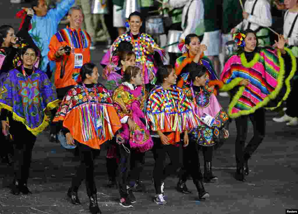 Los atletas de M&eacute;xico desfilan en la ceremonia inaugural de los Juegos.