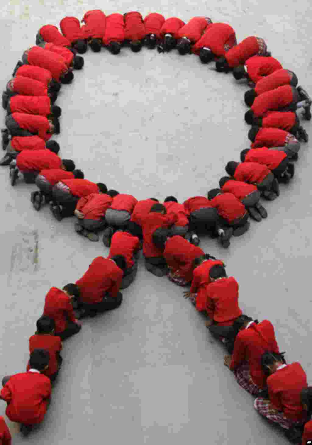 印度学生用身体组成的防治艾滋病标志。(AP)