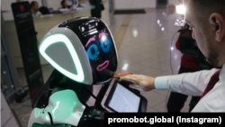 Robot V.4 produksi Promobot berfungsi untuk mengukur suhu, memberikan disinfektan, dan menjawab semua pertanyaan pengguna layanannya. (Foto: IG / promobot.global)
