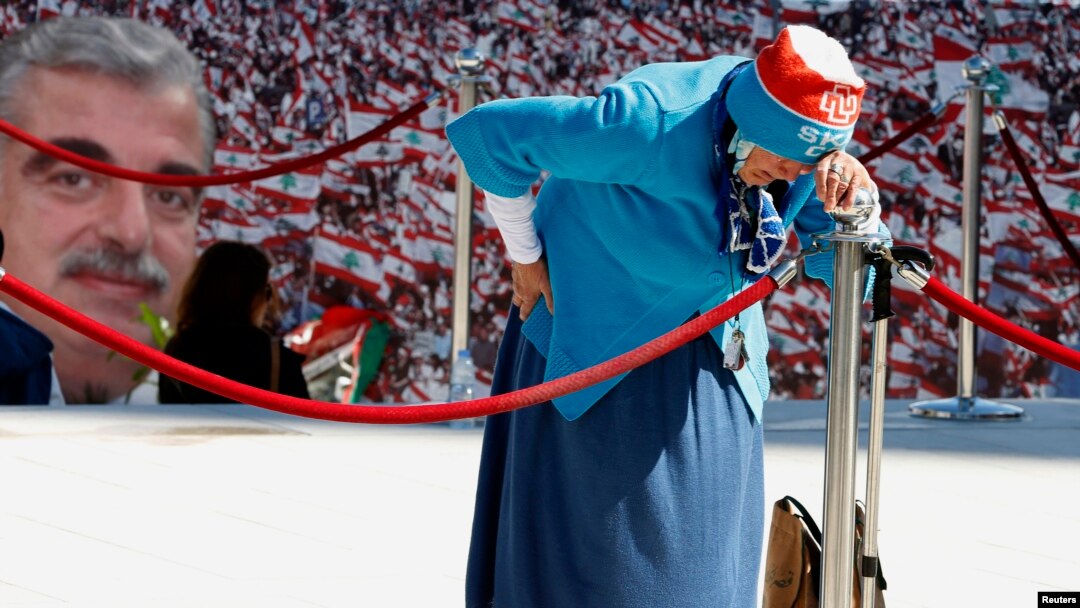 Seorang perempuan memperingati 10 tahun peringatan tewasnya mantan perdana menteri Rafik al-Hariri, di Beirut, 14 Februari 2015.