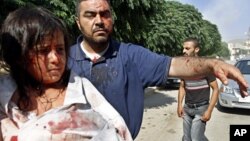 Cư dân thị trấn Azaz bị thương vì không kích đi đến một bệnh viên dã chiến 