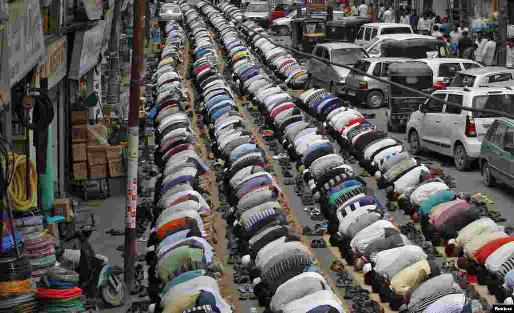 Kaum Muslim Kashmir di Srinagar, India, melangsungkan shalat berjamaah di jalan di luar mesjid pada hari pertama bulan Ramadan 2012. 