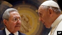 El presidente cubano Raúl Castro y el papa Francisco se reunieron este domingo en el Vaticano.