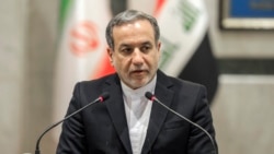 Menteri Luar Negeri Iran Abbas Araghchi berbicara dalam konferensi pers di sela kunjungannya ke Baghdad, Irak, pada 13 Oktober 2024. (Foto: AP/Anmar Khalil)