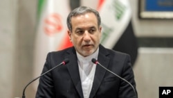 Menteri Luar Negeri Iran Abbas Araghchi berbicara dalam konferensi pers di sela kunjungannya ke Baghdad, Irak, pada 13 Oktober 2024. (Foto: AP/Anmar Khalil)