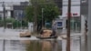 Voluntarios transportan suministros donados en un bote a través de una calle inundada después de fuertes lluvias en Porto Alegre, estado de Rio Grande do Sul, Brasil, el domingo 12 de mayo de 2024.