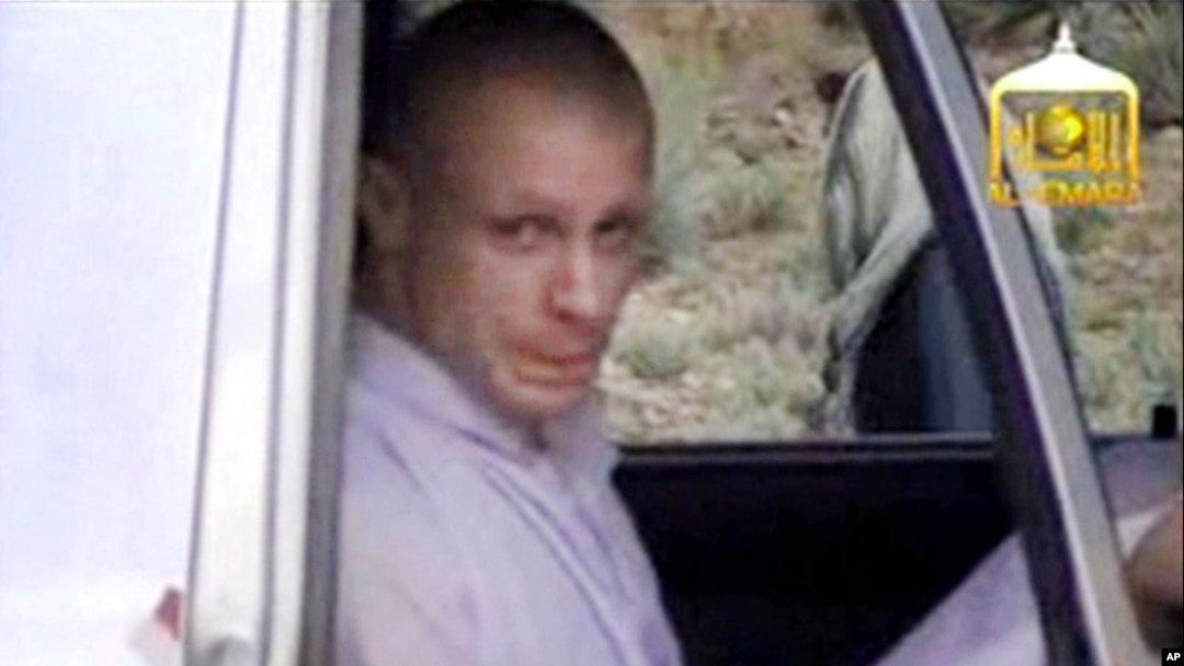 Trong hình ảnh lấy từ một video trên trang web Voice Of Jihad, trung sĩ Bowe Bergdahl ngồi bên trong xe của Taliban ở miền đông Afghanistan.