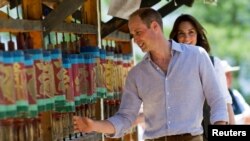 Pangeran William dari Inggris dan istrinya Catherine, Duchess of Cambridge, dalam kunjungan ke biara di Bhutan (15/4). (Reuters/Mark Large)