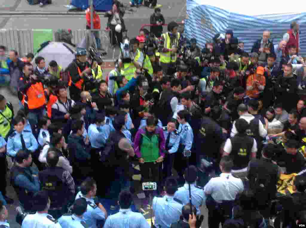 香港警方12月11日全面清场金钟占领区（美国之音海彦拍摄）