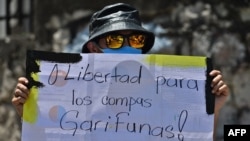 ARCHIVO - Un miembro del grupo étnico garífuna participa en una protesta frente a la Corte Suprema de Justicia en Tegucigalpa, el 21 de julio de 2020.