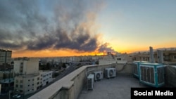 미국과 이스라엘의 공습으로 이란 테헤란 세예드 칸단 인근에 검은 연기가 솟아오르고 있다.