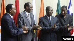 Presiden NIgeria Mahamadou Issoufou, Presiden Burkina Faso Blaise Compaore, Presiden Pantai Gading Alassane Ouattara dan Presiden Benin Thomas Boni Yayi berbincang pasca pertemuan Masyarakat Ekonomi Negara-negara Afrika Barat (ECOWAS) di Abidjan (29/3).