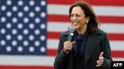 រូបឯកសារ៖ អ្នកស្រី Kamala Harris បេក្ខជនអនុប្រធានាធិបតីខាងគណបក្សប្រជាធិបតេយ្យ ដែលត្រូវបានព្យាករណ៍​ថាឈ្នះការបោះឆ្នោតក្លាយជាអនុប្រធានាធិបតីអាមេរិក ថ្លែងនៅក្នុងកម្មវិធីយុទ្ធនាការឃោសនាបោះឆ្នោតមួយ នៅទីក្រុង Detroit រដ្ឋ Michigan កាលពីថ្ងៃទី២៥ ខែតុលា ឆ្នាំ២០២០។