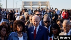 Rais wa Marekani Biden ashiriki katika kumbukumbu ya matembezi ya haki za kiraia kuvuka Daraja la Edmund Pettus huko Selma, Alabama.