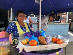 Fátima Ramírez vende enchiladas en un mercado popular de Managua. Foto Daliana Ocaña, VOA.