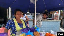 Fátima Ramírez vende enchiladas en un mercado popular de Managu, Nicaragua. [Foto Daliana Ocaña/VOA]