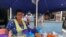 Fátima Ramírez vende enchiladas en un mercado popular de Managu, Nicaragua. [Foto Daliana Ocaña/VOA]