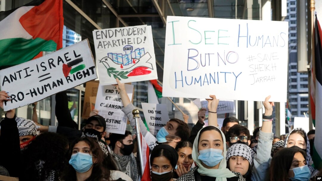 Stotine prosvjednika okupljaju se i prosvjeduju u znak podrške Palestincima ispred Generalnog konzulata Izraela 12. maja 2021. u Chicagu.