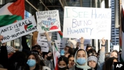Stotine prosvjednika okupljaju se i prosvjeduju u znak podrške Palestincima ispred Generalnog konzulata Izraela 12. maja 2021. u Chicagu.