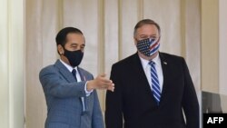 Presiden Joko Widodo dan Menteri Luar Negeri AS Michael Pompeo (kanan) di Istana Kepresidenan RI di Bogor, 29 Oktober 2020. (Foto: Istana Presiden RI/AFP).