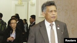 ASEAN Secretary-General Surin Pitsuwan arrives at the 20th ASEAN summit at the Peace Palace in the Office of the Council of Ministers in Phnom Penh, April 2, 2012.
