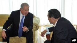 Israeli Prime Minister Benjamin Netanyahu (L) meeting with Egyptian President Hosni Mubarak in the Egyptian Red Sea resort town of Sharm El-Sheikh, 06 Jan 2011