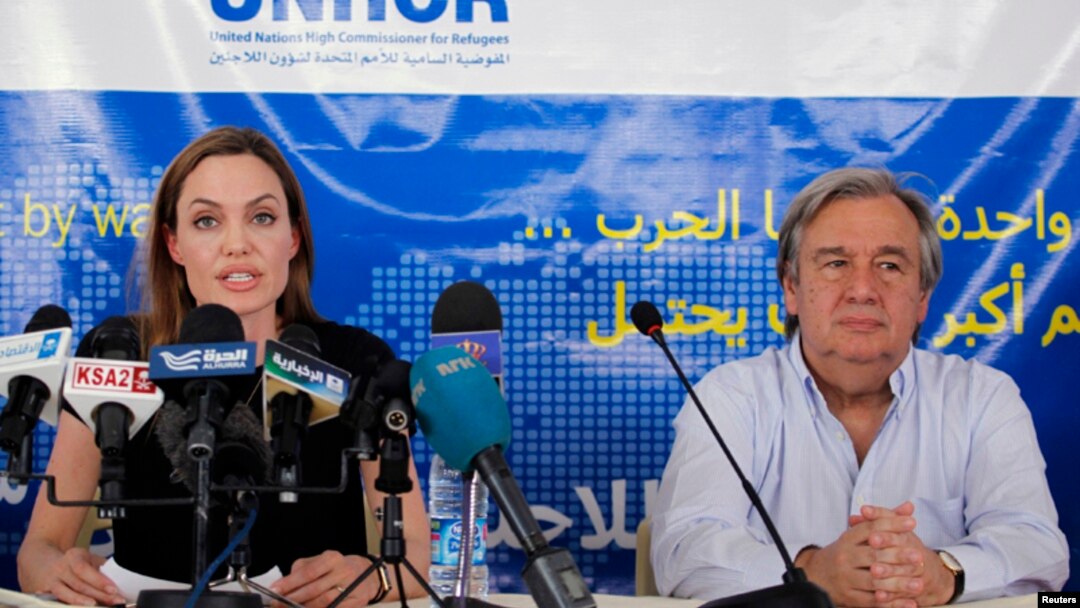 La actriz Angelina Jolie , enviada especial de la ONU para refugiados, junto al alto comisionado de la ACNUR, Antonio Guterres, en un campo en Jordania que alberga a sirios desplazados por la guerra.