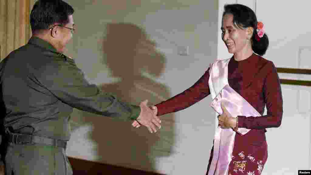 ဗိုလ်ချုပ်မှူးကြီးမင်းအောင်လှိုင်နှင့် ဒေါ်အောင်ဆန်းစုကြည်