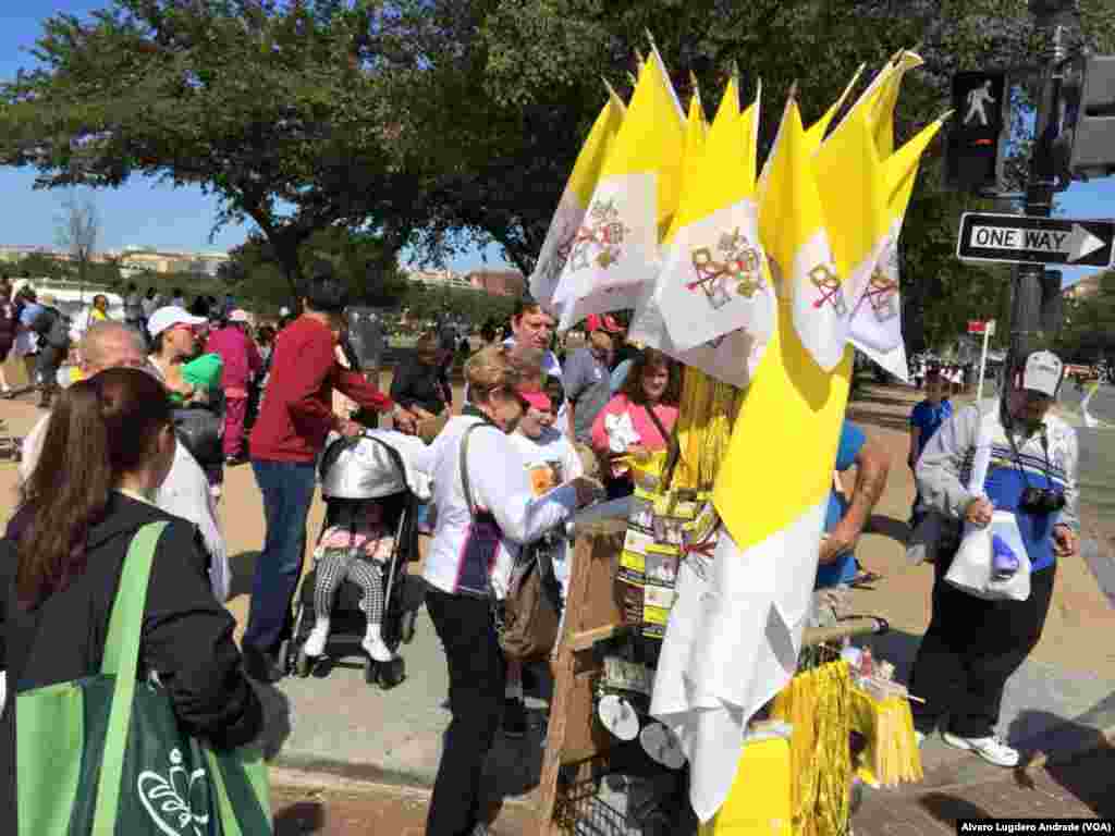 Bandeiras vaticano à venda em Washington pela visita do Papa Francisco