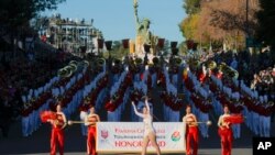 ARCHIVO. La banda musical de la universidad de la ciudad de Pasadena, California, marcha durante el más reciente Desfile de las Rosas el 1 de enero de 2020. El desfile de 2021 ha sido cancelado por la pandemia de Covid.