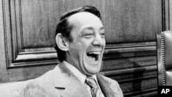 Harvey Milk, dans le bureau du maire de San Francisco, avril 1977