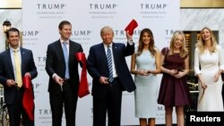 Dari kiri: Donald Trump Jr., Eric Trump, Presiden AS Donald Trump, Melania Trump, Tiffany Trump dan Ivanka Trump (foto: dok).