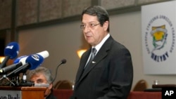 Presiden Siprus, Nicos Anastasiades menegaskan di Nicosia, bahwa Siprus tidak akan keluar dari zona euro hari Jumat (29/3). 