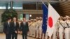 欧洲理事会主席图斯克（右）、欧盟委员会主席容克（中）在日本首相安倍晋三陪同下在日本首相府会晤前检阅仪仗队。（2015年5月29日）