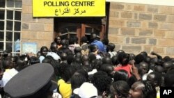 Sudanese voters in Nairobi, Kenya wait in line to cast their ballots in the Sudanese referendum on secession, 09 Jan 2011.