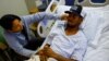 Eduard Caraballo, un migrante venezolano que sobrevivió un incendio en un centro de detención de inmigrantes en Ciudad Juárez, México, recibe la visita de su esposa, Viangly Infante, en un hospital de El Paso, Texas, EEUU, el 3 de abril de 2023. REUTERS/José Luis González