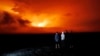 Atraídos por la erupción, curiosos se acercan al volcán activo más grande del mundo, en Hawái.