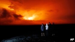 Atraídos por la erupción, curiosos se acercan al volcán activo más grande del mundo, en Hawái.