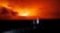 Atraídos por la erupción, curiosos se acercan al volcán activo más grande del mundo, en Hawái.