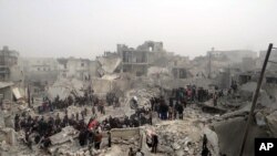 Serangan misil pasukan Suriah di Aleppo menghancurkan bangunan dan menewaskan sedikitnya 19 orang (19/2). 