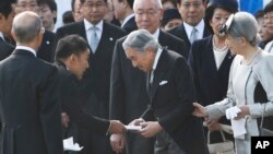 Taro Yamamoto, aktor yang beralih profesi menjadi menjadi anggota parlemen Jepang (dua dari kiri) menyerahkan surat kepada Kaisar Akihito (dua dari kanan). Permaisuri Kaisar Akihito, Michiko (kanan) dan kepala rumah tangga istana Yutaka Kawashima (atas tengah) mengamati penyerahan surat yang dilakukan saat berlangsungnya pesta musim gugur di Istana Kekaisaran Jepang di Tokyo, 31 Oktober 2013 (Foto: dok).